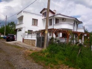 Front-and-side-of-house